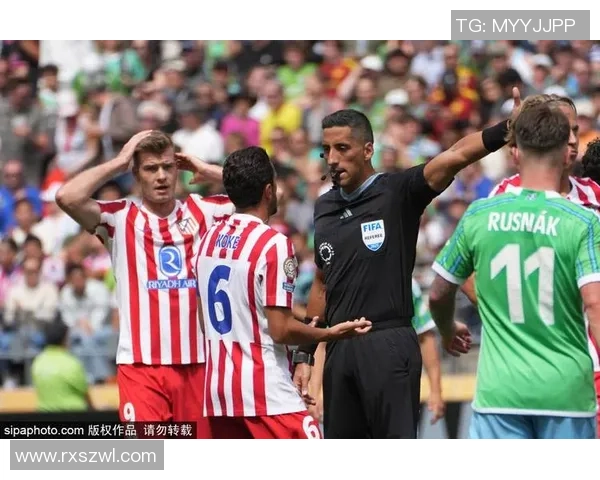 英超激战：多特蒙德凭乌龙球险胜马竞引发争议判罚热议